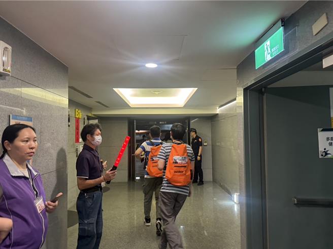 新北市今（23）日實施萬安47號演習，在新北市府內進行疏散演練。（柯毓庭攝）