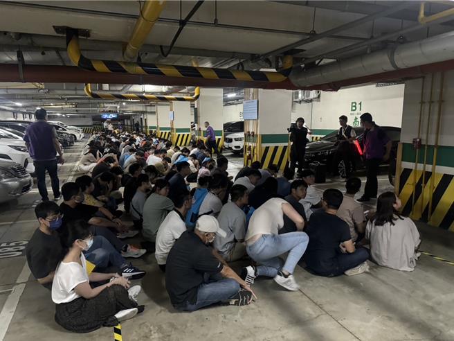 新北市今（23）日實施萬安47號演習，在新北市府內進行疏散演練。（柯毓庭攝）