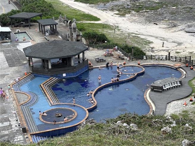 中度颱風凱米來襲，部分景點將實施預警性封閉。圖為台東綠島朝日溫泉。（本報資料照）