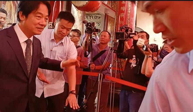 总统赖清德到访大村乡慈云寺，此行送上「泽霈万方」牌匾，并进行揭匾，现场数百位民眾到场高喊「总统好」，欢迎赖清德蒞临慈云寺。（叶静美摄）