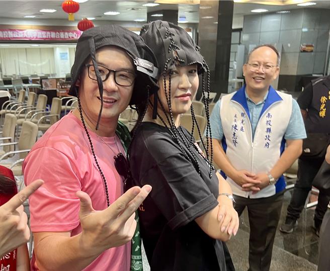 南投县长许淑华与南投县议员简千翔等人戴雷鬼辫子帽大玩嘻哈，宣传南投山城艺术节。（杨静茹摄）