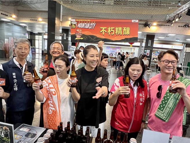 南投县政府与在地业者合作推出的「山城艺术节限定精酿啤酒」，27日当天于潮流市集限量贩售。（杨静茹摄）
