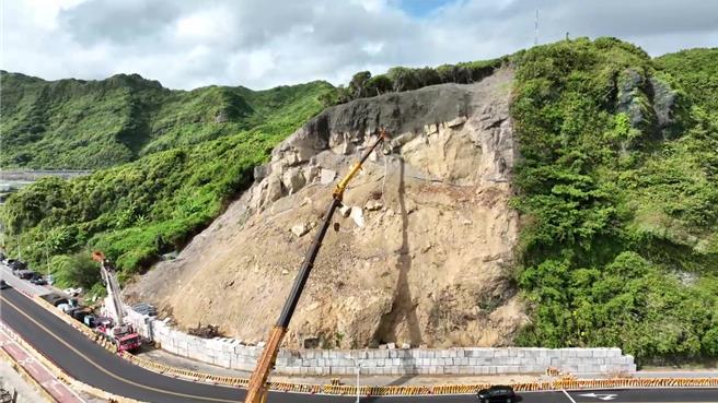 基隆市北寧路、平浪桥头，今年6月发生大规模土石坍塌，公路局正在进行边坡挂网喷凝土护坡相关工程，因应颱风来袭，公路局将自24日晚间7时起，进行该路段预防性封闭。（张志康摄）