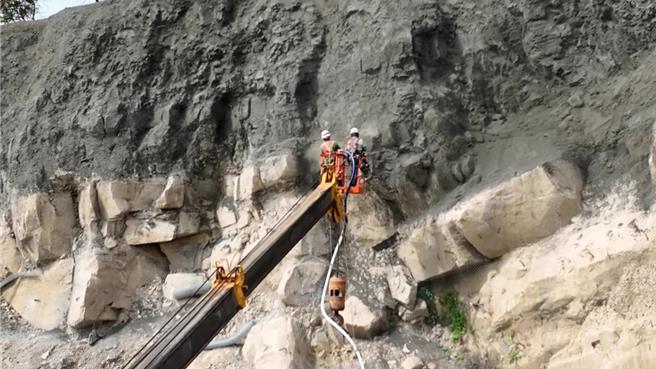 基隆市北寧路、平浪桥头，今年6月发生大规模土石坍塌，公路局正在进行边坡挂网喷凝土护坡相关工程，因应颱风来袭，公路局将自24日晚间7时起，进行该路段预防性封闭。（张志康摄）