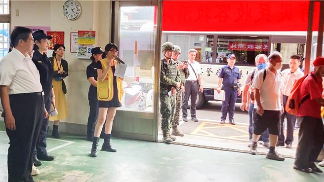 新竹縣23日舉行萬安47號演習，指揮官縣長楊文科（左）視察疏散民眾避難等實作演練。（羅浚濱攝）