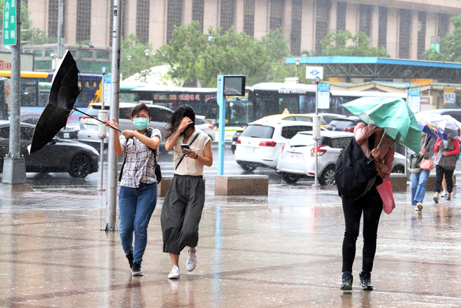 劳动部表示，若员工的工作地、居住地或上班必经途中任一县市首长已通报停止上班，未出勤则不能视为旷工。（资料照／记者刘宗龙摄）
