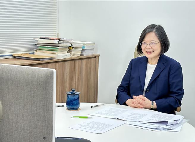 前总统蔡英文今天在社群平台Threads、X分别以中英文同步发文，分享自己今天与美国智库视讯会议。（摘自蔡英文Threads／杨亚璇台北传真）