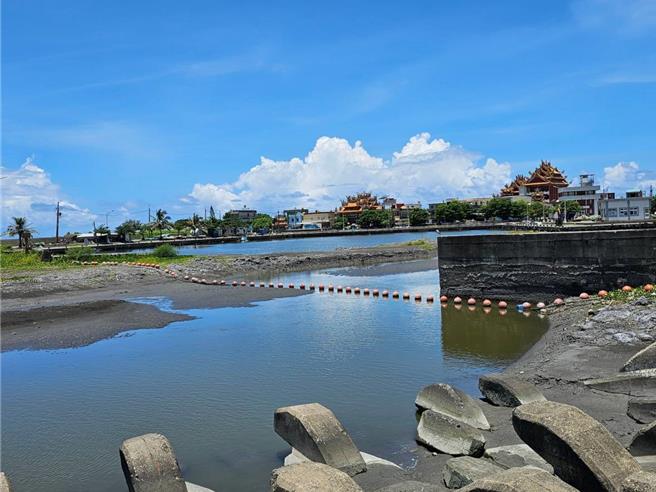 颱风凯米袭台，高雄汕尾渔港预防性布设拦木网。（高雄市海洋局提供／林瑞益高雄传真）