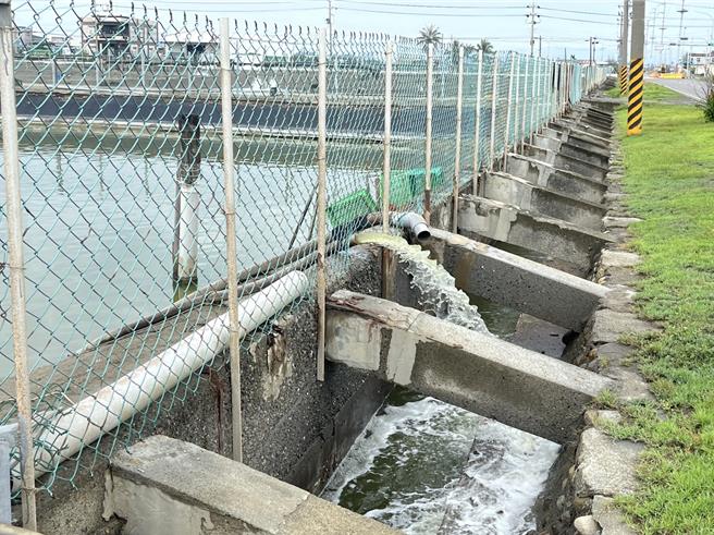 颱风凯米袭台，业者在鱼塭塭堤加设防护网并调节性泄水。（高雄市海洋局提供／林瑞益高雄传真）