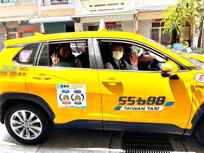 屏東縣2條計程車共乘路線「東港碼頭—高鐵左營站」、「屏東火車站—農業科技園區」，今日在屏東火車站舉行通車典禮。（屏東監理站提供／羅琦文屏東傳真）