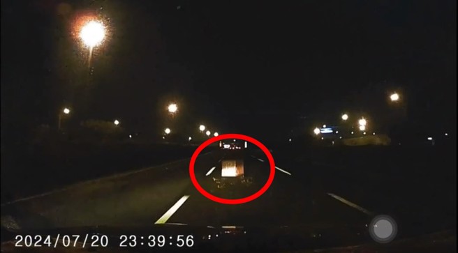 駕駛行駛在國道上，居然撞到洗衣機。（翻攝爆料公社）