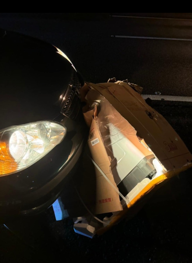 駕駛行駛在國道上，居然撞到洗衣機。（翻攝爆料公社）