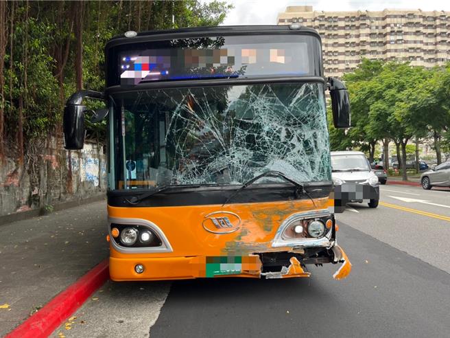 公車左轉遭小貨車撞擊車頭。（翻攝畫面）