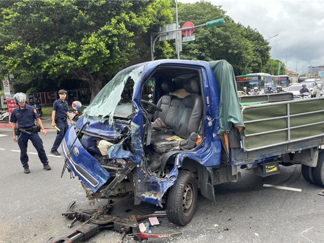 小貨車車頭半毀駕駛雙腿骨折。（翻攝畫面）