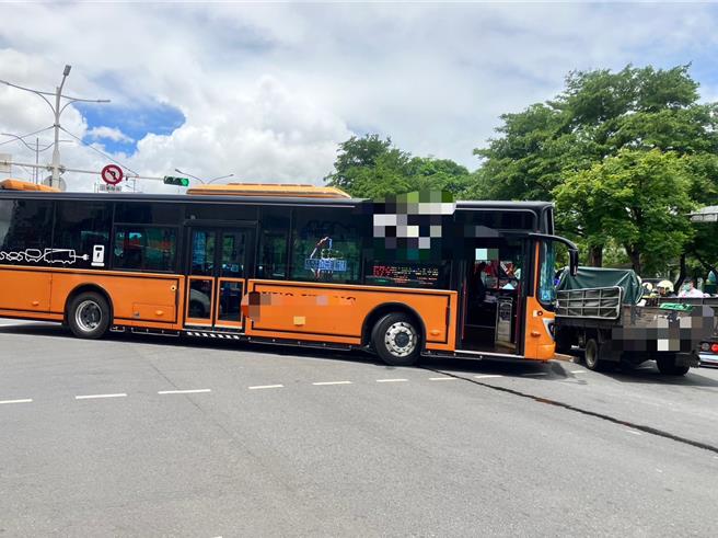 公車、小貨車在忠孝西路二段、西寧北路路口發生車禍。（翻攝畫面）