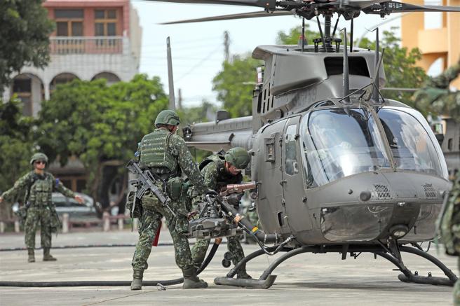 陸航603旅演練對OH-58D戰搜直升機實施熱加油作業，即時補充戰耗需求。（記者簡廷哲攝）