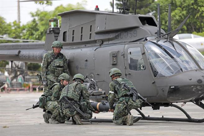 官兵合力完成OH-58D戰搜直升機地獄火飛彈掛彈作業，展現彼此默契配合。（記者簡廷哲攝）