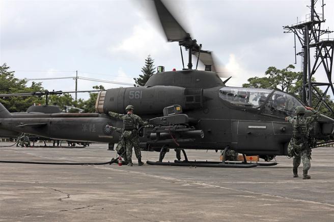 陸航603旅演練對AH-1W攻擊直升機實施熱加油作業，迅速準確完成任務。（記者簡廷哲攝）