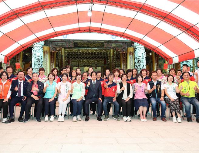 总统赖清德今日到访大村乡慈云寺参香祈福，蓝绿两党中立委黄秀芳（前排左4）、陈素月（前排左6）、谢衣凤（前排右4）、彰化市长林世贤（前排右1）等有意参选下届彰化县长人选也都到场。（叶静美摄）