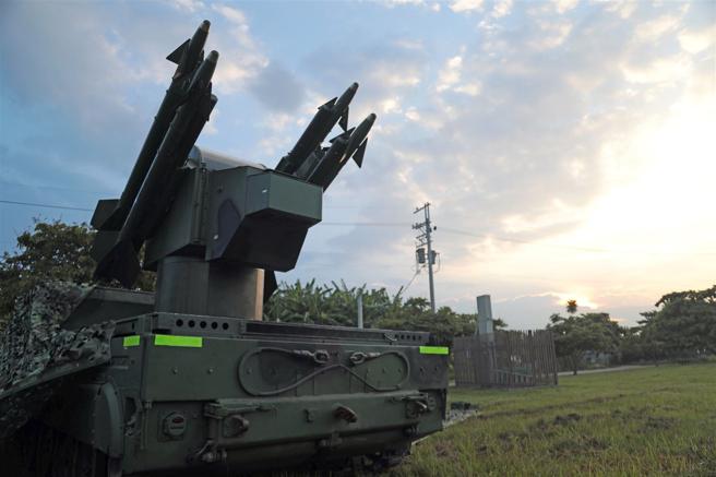 在清晨的微光中，檞樹飛彈系統守衛重要防護目標與設施安全。（記者簡廷哲攝）