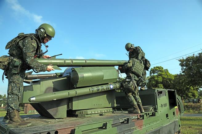 官兵操作檞樹飛彈拆裝作業。（記者簡廷哲攝）