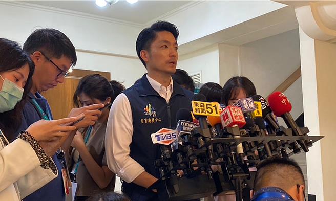 台北市长蒋万安23日表示，24日凌晨1时起北市各水门将关闭；至于是否放颱风假，将于23日晚间8时宣布。（丁上程摄）