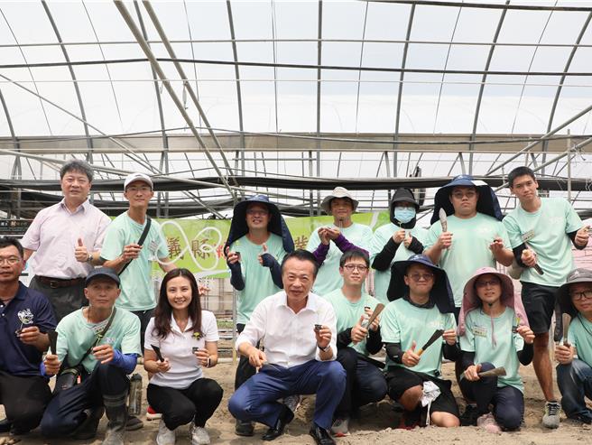 嘉义县长翁章梁与学员们23日种下瓜苗。（廖素慧摄）