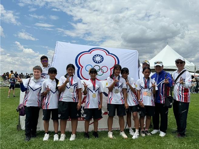 花蓮縣卓溪國小射箭隊代表台灣遠征美國國際射箭邀請賽，期間表現亮眼，共射下3金4銀1銅佳績。（花蓮縣政府提供／羅亦晽花蓮傳真）