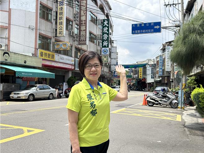 台中市大里区公所从大里区大新街迁至大里纤维工艺博物馆已4年，台中市议员张芬郁23日指出，位于新兴路、德芳路二段等路口的指示路牌迟迟未改，要求尽速更新避免误导民眾。（张芬郁提供／潘虹恩台中传真）