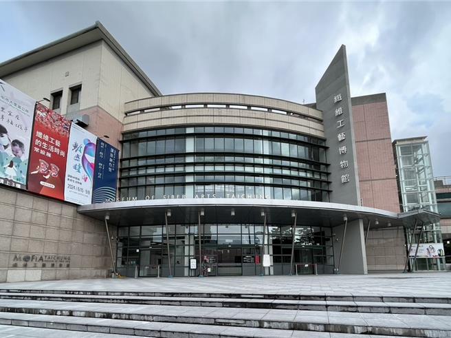 台中市大里区公所从大里区大新街迁至大里纤维工艺博物馆已4年，不过，有民眾发现新兴路、德芳路二段等路口的指示路牌未更新，担心误导洽公民眾。（本报资料照片）