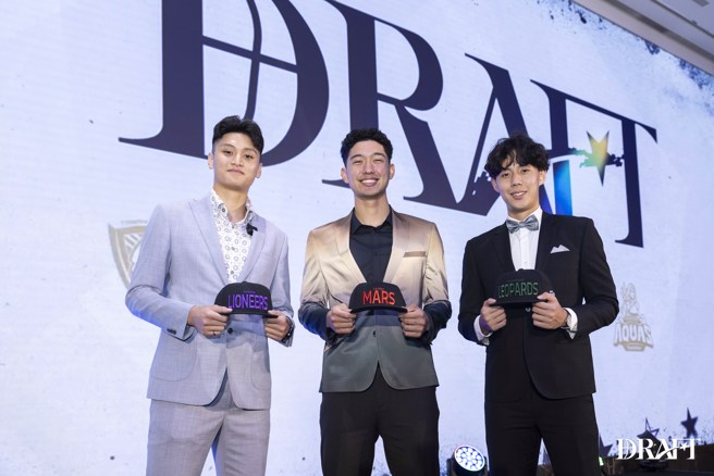 台湾职业篮球大联盟(TPBL)首届新人选秀会，前CBA时代宏国洋将雷克斯之子雷蒙恩(中)加盟台北台新战神，成为选秀状元郎；蔡宸纲(左)以榜眼身分获得新竹攻城狮青睐；探花汪哲宇(右)加入桃园台啤云豹。(TPBL提供)