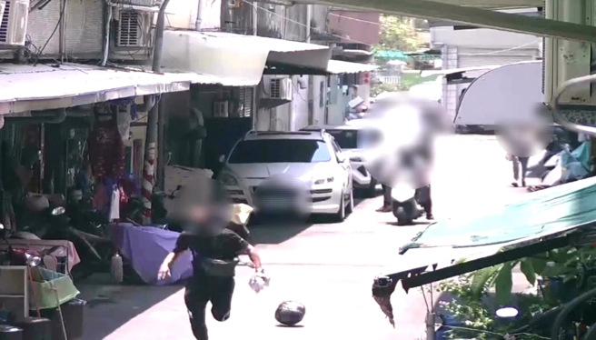 高雄一名33歲李姓男子，昨（22日）中午12時許，到光華二路一間超商領包裏，他因為沒錢付帳，竟趁店員不注意時偷走包裏，最後店員狂追及熱心民眾的幫忙，將他逮捕後郊遊趕來的警方送辦。（翻攝畫面）