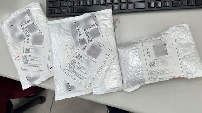 高雄一名33歲李姓男子，昨（22日）中午12時許，到光華二路一間超商領包裏，他因為沒錢付帳，竟趁店員不注意時偷走包裏，最後店員狂追及熱心民眾的幫忙，將他逮捕後郊遊趕來的警方送辦。（翻攝畫面）