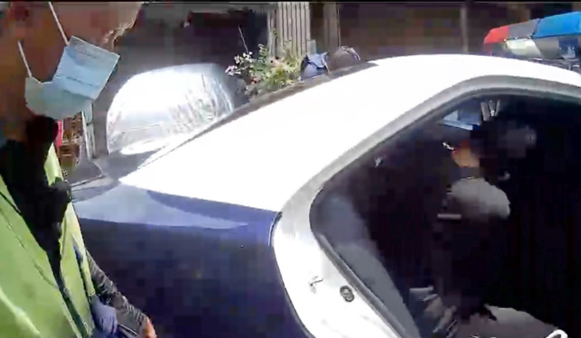 高雄一名33歲李姓男子，昨（22日）中午12時許，到光華二路一間超商領包裏，他因為沒錢付帳，竟趁店員不注意時偷走包裏，最後店員狂追及熱心民眾的幫忙，將他逮捕後郊遊趕來的警方送辦。（翻攝畫面）