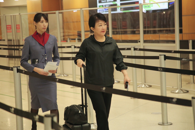 台中市長盧秀燕原正應邀訪美，因凱米颱風盧市長召開緊急會議，徹夜未眠決定返台坐鎮，搶搭美西時間凌晨1時半班機返台。（台中市政府提供）