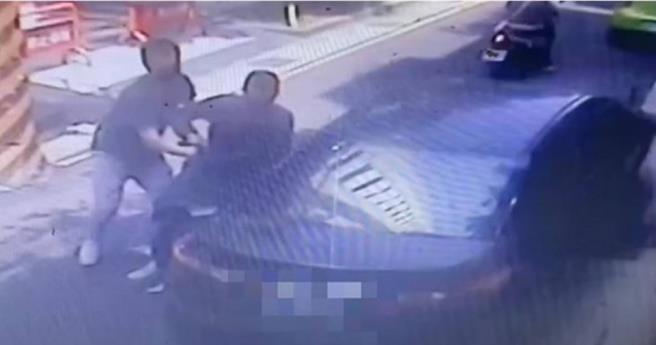 男子陈柏雄、杨政翰、林家汉受不明人士「王董」所托，今年3月20日趁黄姓富商妻子曾姓女子出门遛狗时绑架她，并向黄姓富商索求400万美元（约新台币1.2亿元）赎款，所幸警方及时将曾女救出。虽然陈等三人供称是帮王董「讨债」，并无绑架勒赎之意，但说词不被检方採信，仍依《刑法》掳人勒赎罪起诉。（翻摄自爆料记者网）