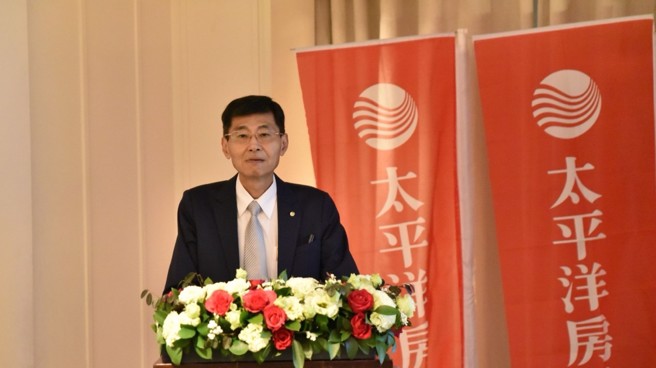 陈宏胜表示，秘书在店里扮演重要角色。（业者提供）