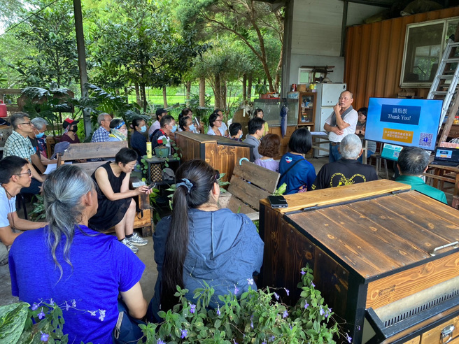 「廚餘養耕循環農法學程」桃園場次說明會在龍潭的都蚓農場舉行，李朝安創辦人說明課程內容及進行方式。(照片/聖約翰科技大學提供)