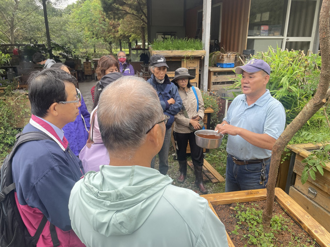 李朝安創辦人（右一）現場示範廚餘在以該農法為基礎的設備如何產生好的堆肥茶。(照片/聖約翰科技大學提供)