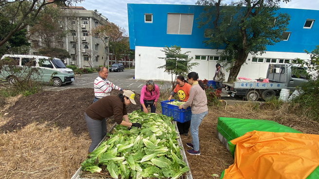 進階學員學習如何進行廚餘的堆疊，讓其可以快速的轉換成好的堆肥。(照片/聖約翰科技大學提供)
