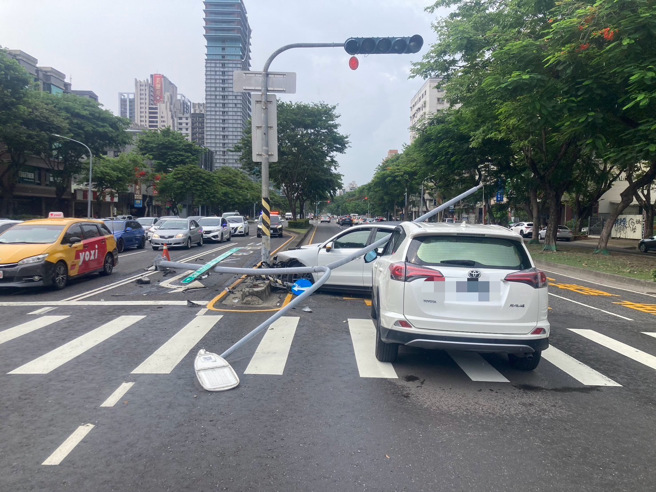 今（23）日下午2时许，46岁的陈姓男子驾驶保时捷凯燕，因恍神偏移车道，撞上中央分隔岛上的路灯灯杆，随后导致后方43岁的吴姓男子驾驶的小客车闪避不及发生追撞。（图／警方提供）