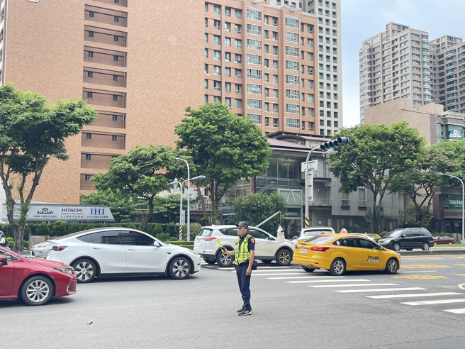 今（23）日下午2时许，46岁的陈姓男子驾驶保时捷凯燕，因恍神偏移车道，撞上中央分隔岛上的路灯灯杆，随后导致后方43岁的吴姓男子驾驶的小客车闪避不及发生追撞。（图／警方提供）