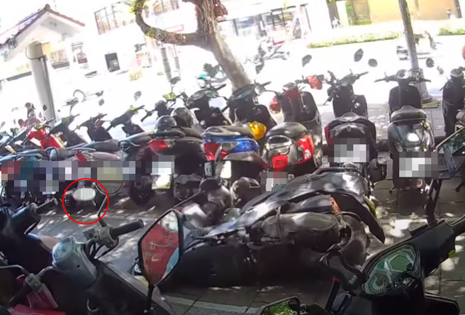 日前有骑士要去停机车时，发现有另外一位骑士不慎将其他人的机车弄倒，他好心提醒，对方却拍拍屁股离开。（图／翻摄自WoWtchout - 地图型行车影像分享平台）