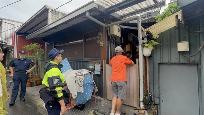 新店分局配合区公所至小碧潭部落进行预防性撤离。（警方提供）