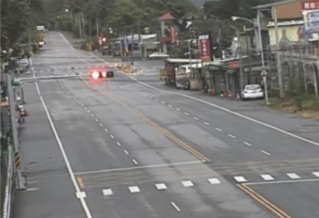 台9线苏花公路崇德至和仁路段边坡经4月强震持续松动，公路局考量凯米颱风挟带大雨恐酿土石流阻碍交通，考量用路人安全，今晚9时将预警性封闭。（摘自公路局即时影像／罗亦晽花莲传真）