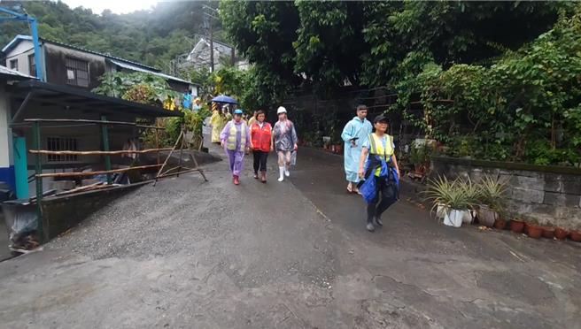 凯米颱风来势汹汹，花莲县秀林乡富世村、和平村3部落今天下午5时，在乡公所协助下开始预防性撤村。（民眾提供／罗亦晽花莲传真）