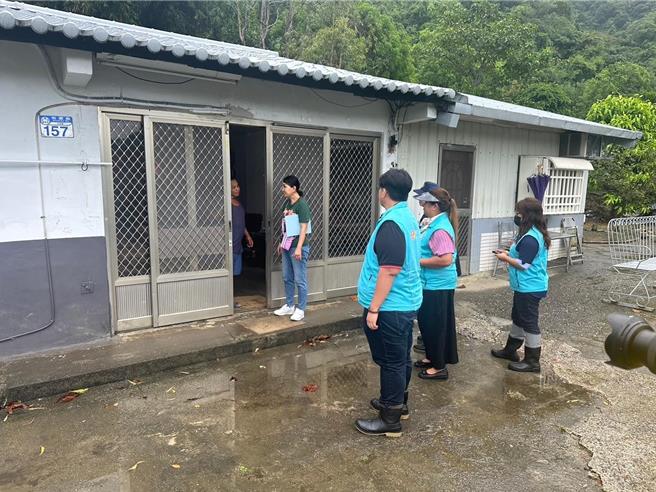 凯米颱风来势汹汹，花莲市国福土石流潜势溪流地区的保全户今天下午在市公所协助下，实施预警性撤离。（花莲市公所提供／罗亦晽花莲传真）