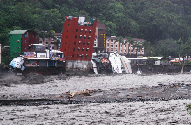 2009年的莫拉克颱风带来豪雨重创曾南台湾，当时台东县知本金帅饭店地基掏空倒塌的画面怵目惊心。（本报资料照片）