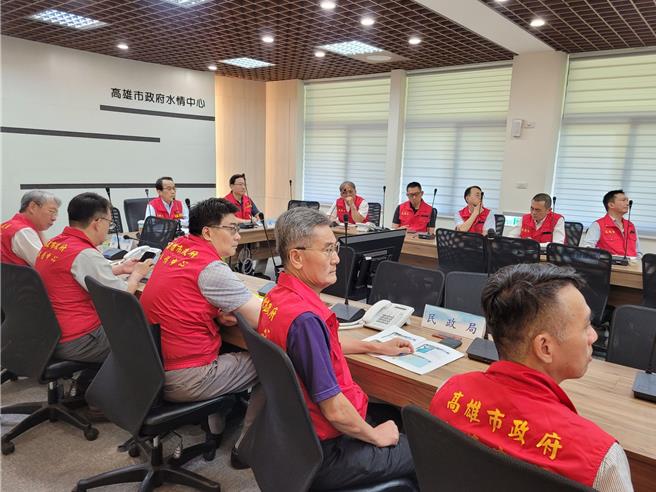 高市副市长林钦荣今早前往水情中心，并与区公所视讯连线，掌握颱风动态及市府防汛应变作为。（高市府提供）