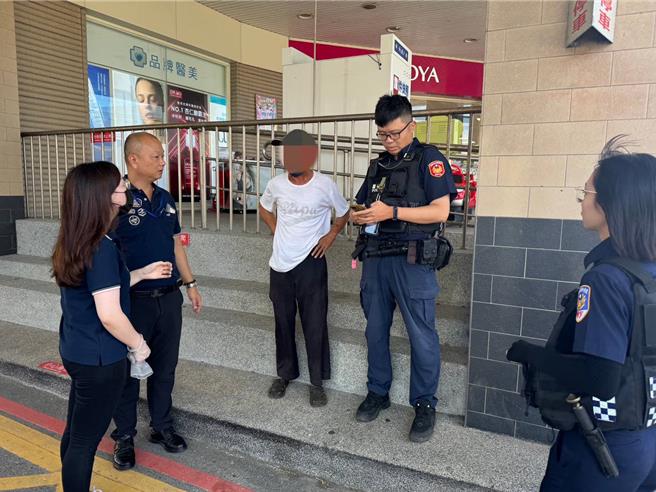 警方勸說老翁，守住積蓄（大園分局提供／廖姮玥桃園傳真）